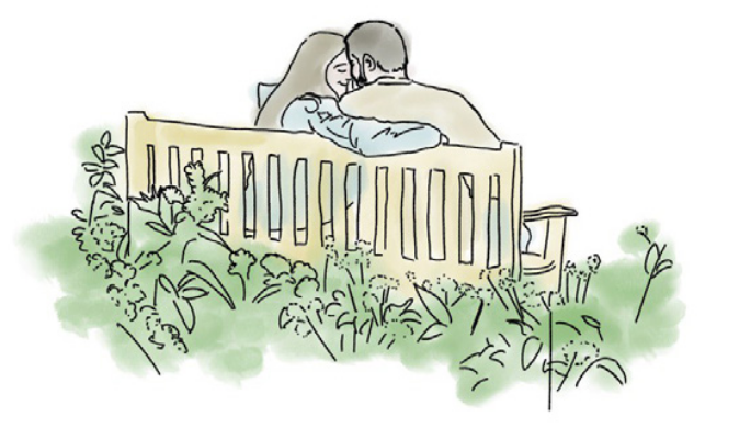 Carlos y Sandra sentados en un banco